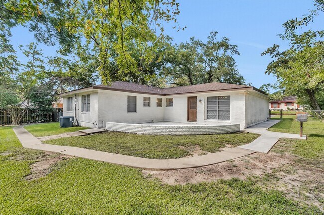 Building Photo - 1510 N San Jacinto St