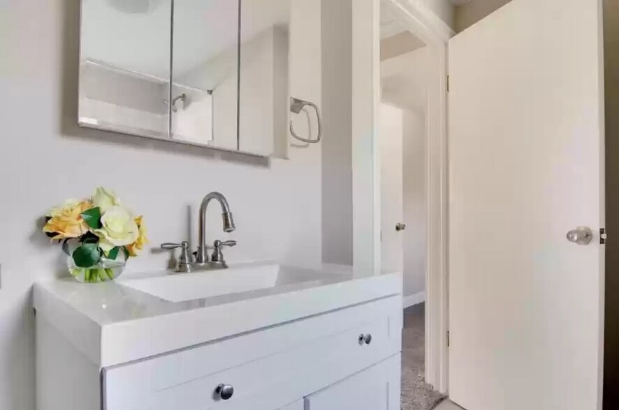 Building Photo - 14744 Athens Ave