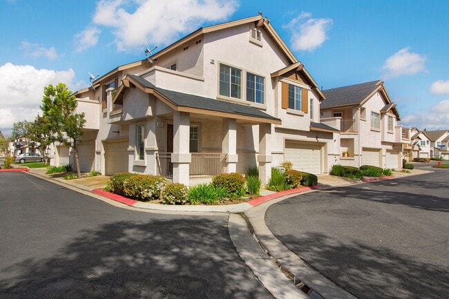 Building Photo - Spacious Townhome | Desirable Orange Location