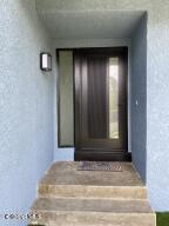 Building Photo - Beautifully updated! Stunning views from every room!