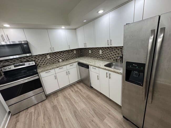 Building Photo - 800 Parkview Dr