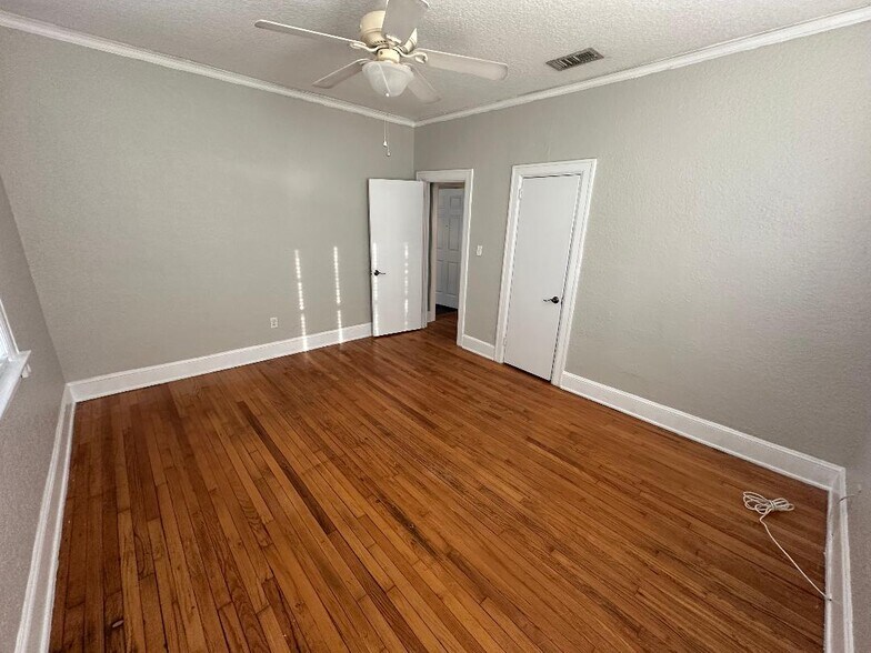 Building Photo - 2737 Riverside Ave