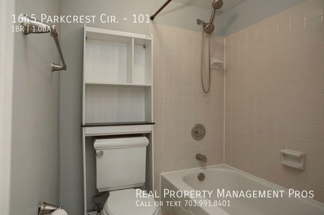 Building Photo - 1645 Parkcrest Cir