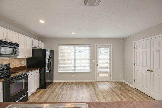 Building Photo - Lee Crossing Neighborhood, Easy access to ...