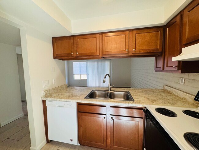 Building Photo - Beautiful Townhome in Great Eastside Location