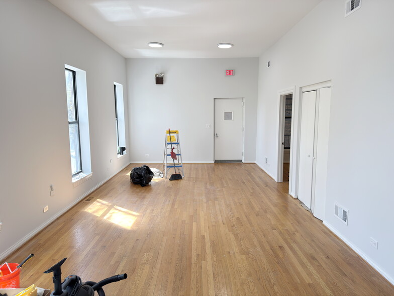 Building Photo - 646 N Damen Ave