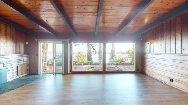 Building Photo - Fantastic 3 Bedroom Home with Gorgeous Oce...