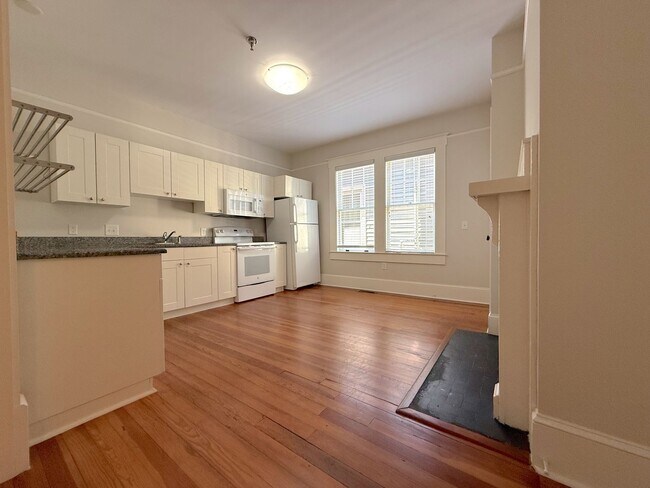 Building Photo - 1268 College St