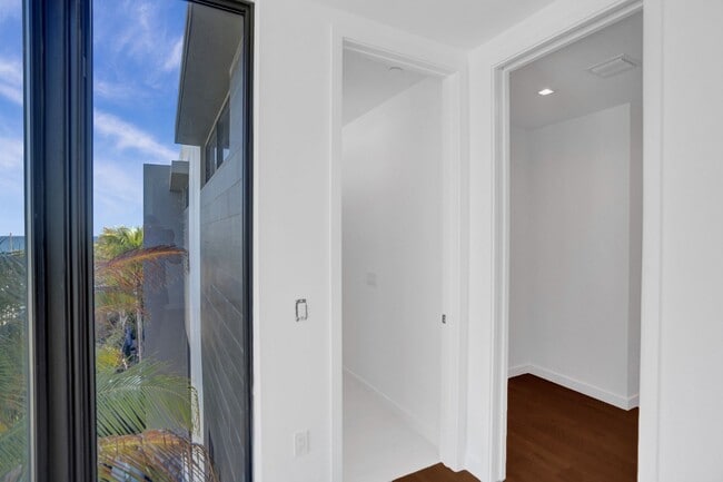 Building Photo - Gorgeous New Townhouse on the Beach