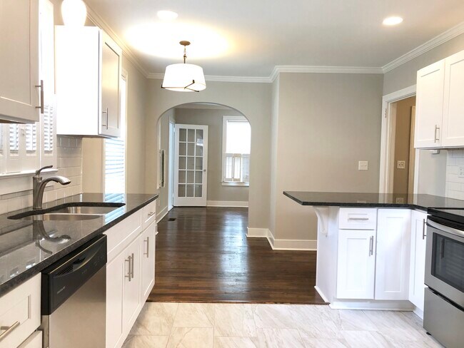 Building Photo - 1721 Oak Dr