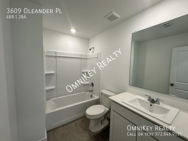 Building Photo - 3609 Oleander Pl