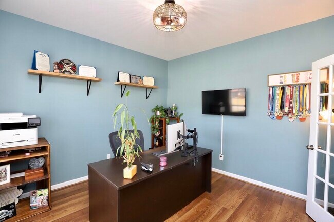 Building Photo - 3260 Matthews Dr