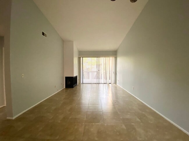Building Photo - Woodlake Gated Condo Community 2 BD for Le...