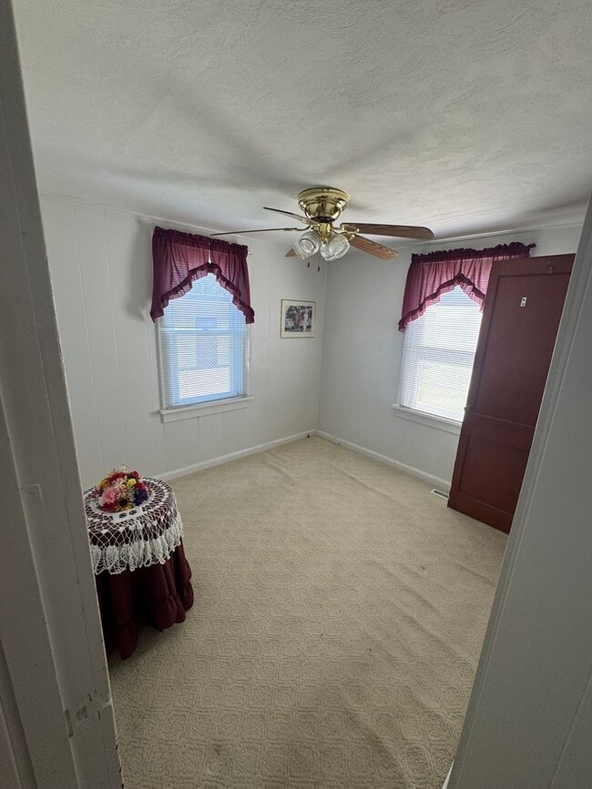 Building Photo - Cozy 2 Bedroom 1 Bath Home