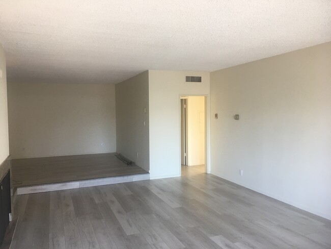 large living room with den/office area - 11820 Mayfield Ave