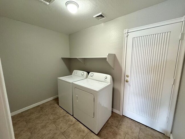 Building Photo - Amazing 4BD, 3BA house in Pinal county (31...