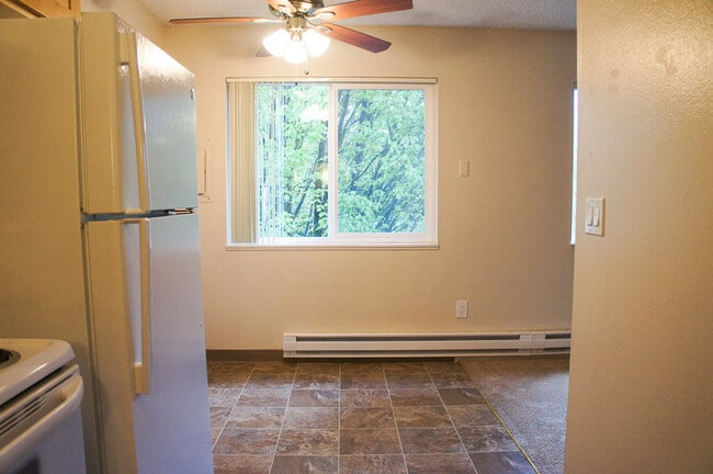 Building Photo - Top Floor 1 Bed in Buckman Neighborhood!