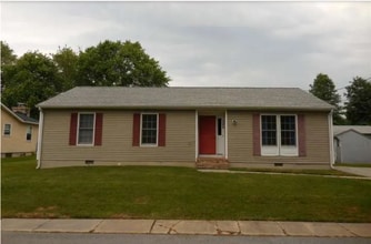 Building Photo - 366 Manuel St