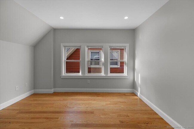 Building Photo - 36 Maple St