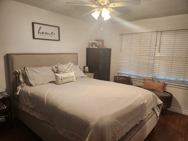 Large and cozy master - 2001 Cloverfield Blvd