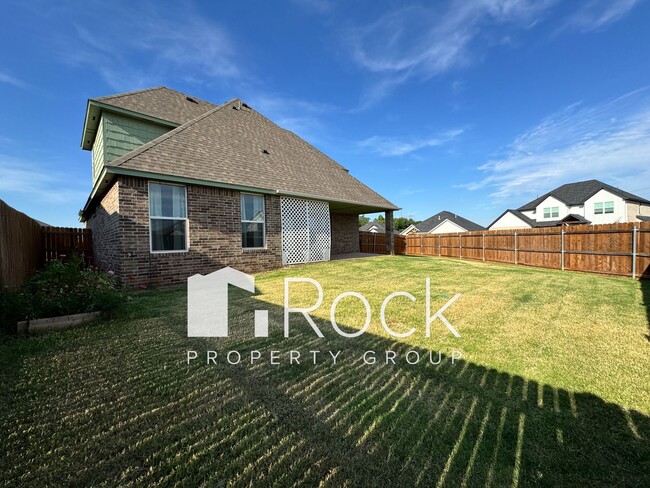 Building Photo - Spacious 3-Bedroom Home with Designer Kitc...