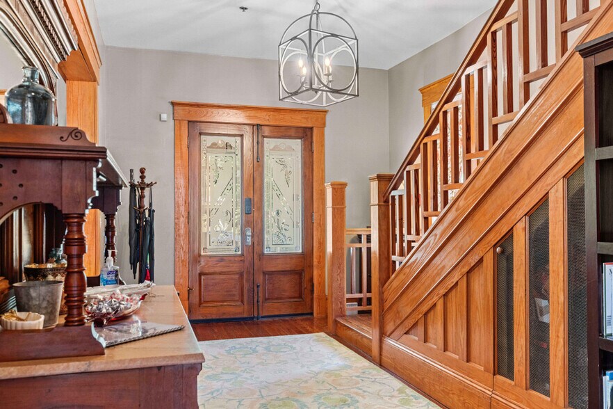 Building Photo - 221 SE 7th St