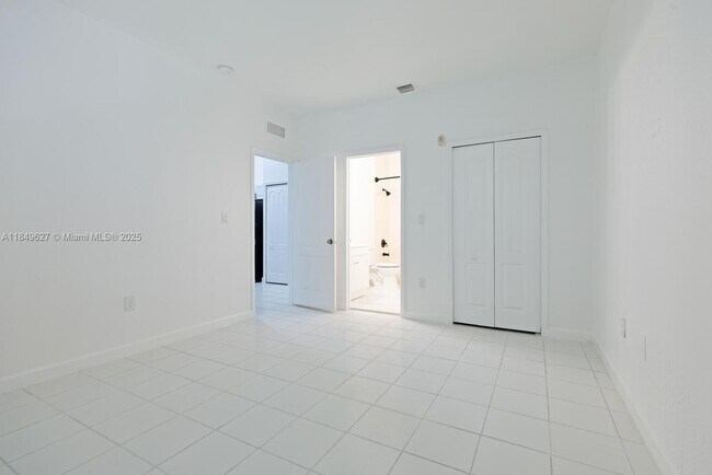 Building Photo - 1663 SE 27th Dr