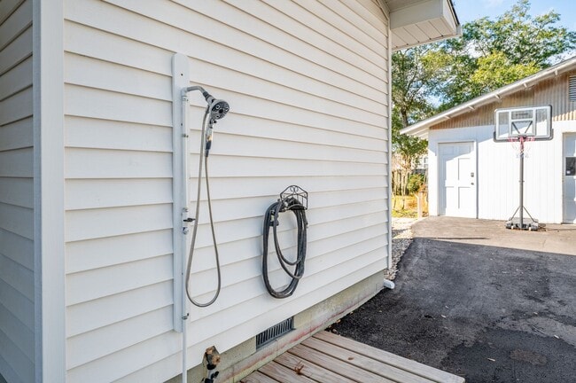 Building Photo - FURNISHED SHORT OR LONG-TERM BEACH HOME NOW AVAILABLE