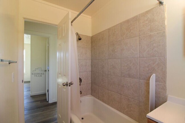 Building Photo - 704 Benham St