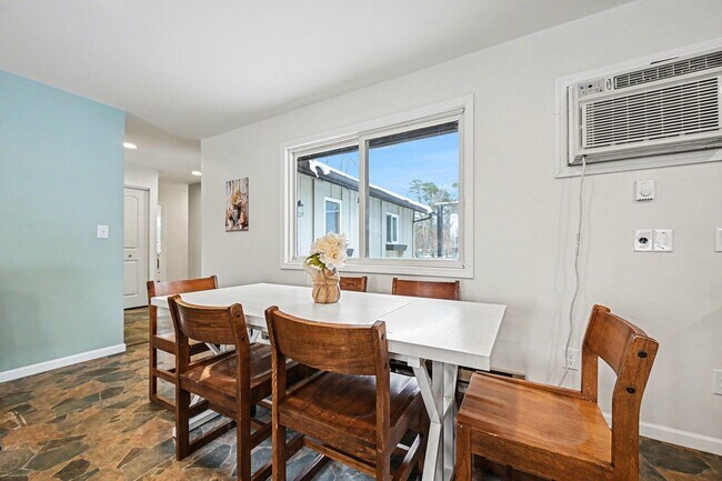 Building Photo - 325 W Delhi Rd