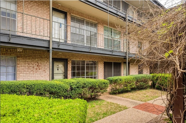 Building Photo - 2425 Ashdale Dr