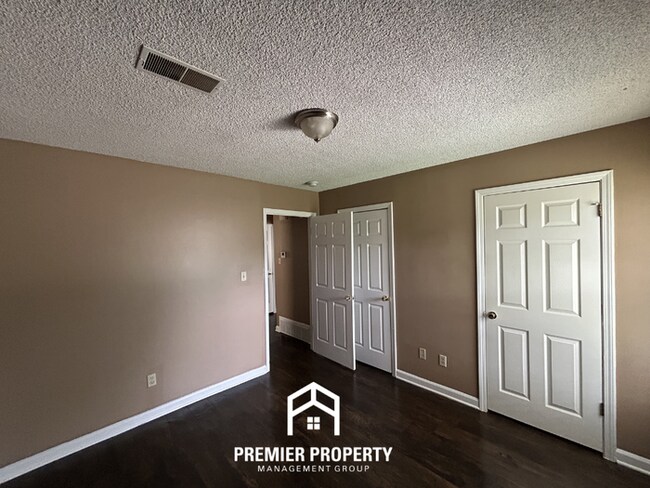 Building Photo - Beautiful 3BR/2BA Near Southwind | 1,681 Sq Ft, Vaulted Ceilings, Hardwood Floors & Garage