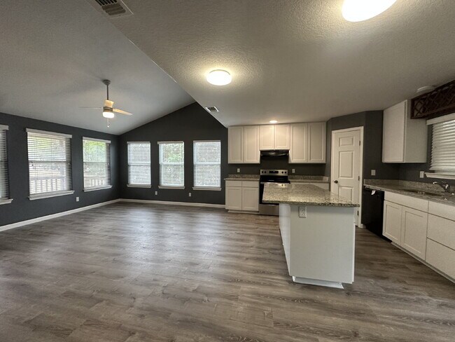 Building Photo - 3-bedroom, 2-bath home nestled in the Rolling Hills subdivision in Canyon Lake