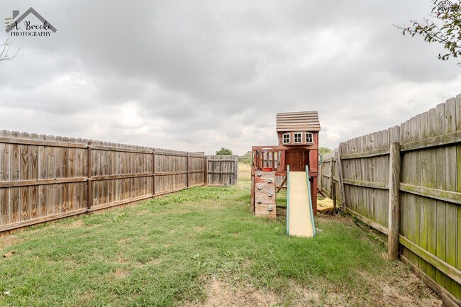 Building Photo - 1215 N Pacific Ave