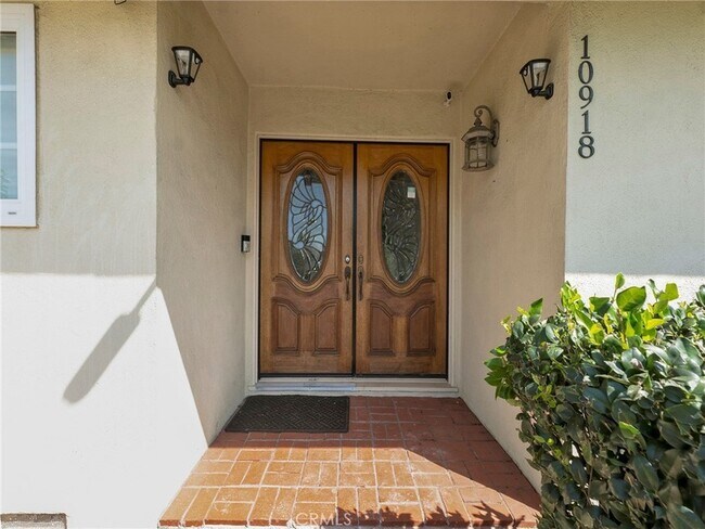 Building Photo - 10918 Reseda Blvd