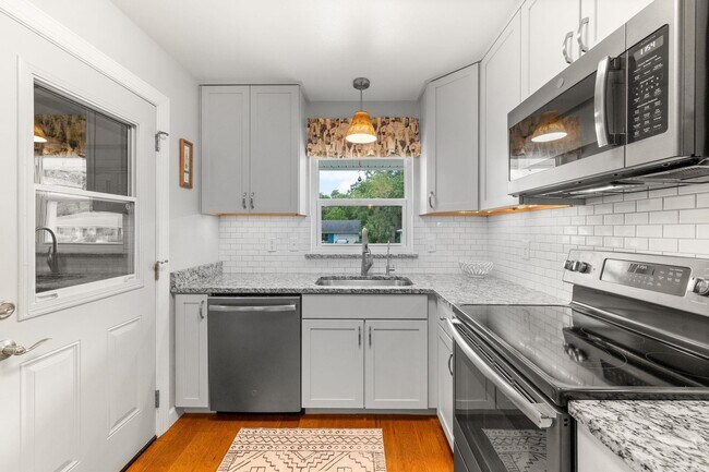 Building Photo - 1068 Mindello Ave