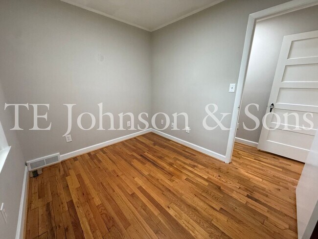 Building Photo - Spacious 3 Bedroom Home with Primary Suite on Main Level and 2-Car Carport