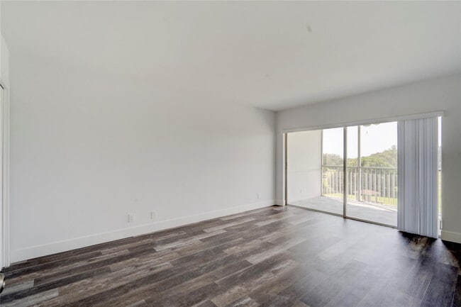 Building Photo - 3050 N Palm Aire Dr