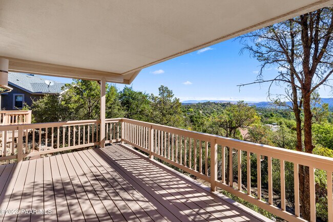 Building Photo - 2049 Meadowbrook Rd