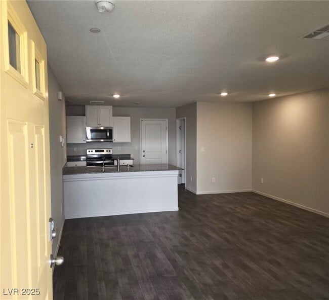 Building Photo - 1130 Scarlet Sparrow St