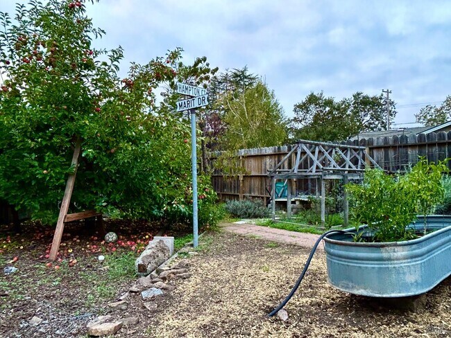 Building Photo - 216 Hampton Ct