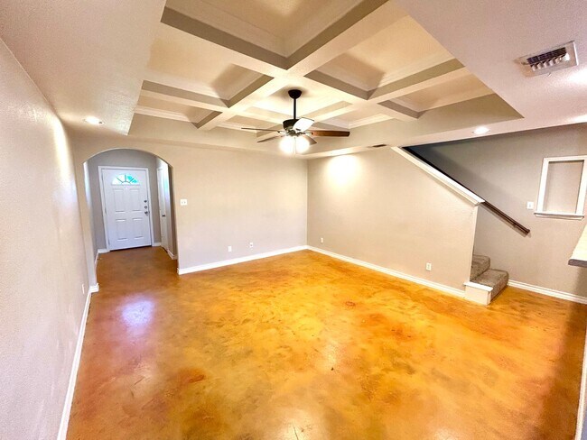 Building Photo - AVAILABLE NOW! 3 Bedroom 2.5 Bathroom Town...