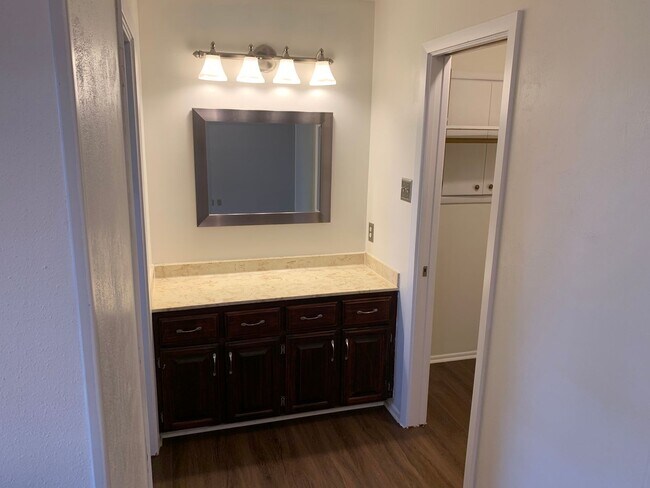 Building Photo - 9100 Tourney St