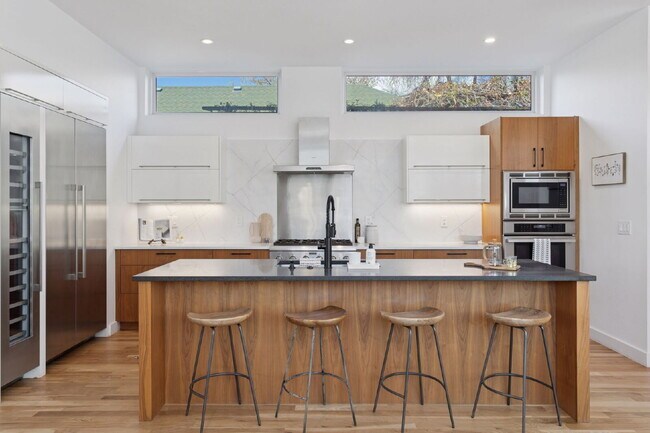Building Photo - Spacious 5-Bed / 4-Bath home in LoHi for rent