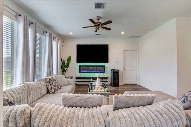 Building Photo - 26627 Ledgemont Dr