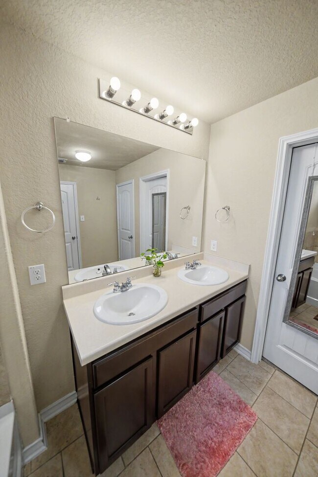 Building Photo - Spacious 4-Bedroom Retreat in Desirable Miller Ranch - Realtor Commission: $500