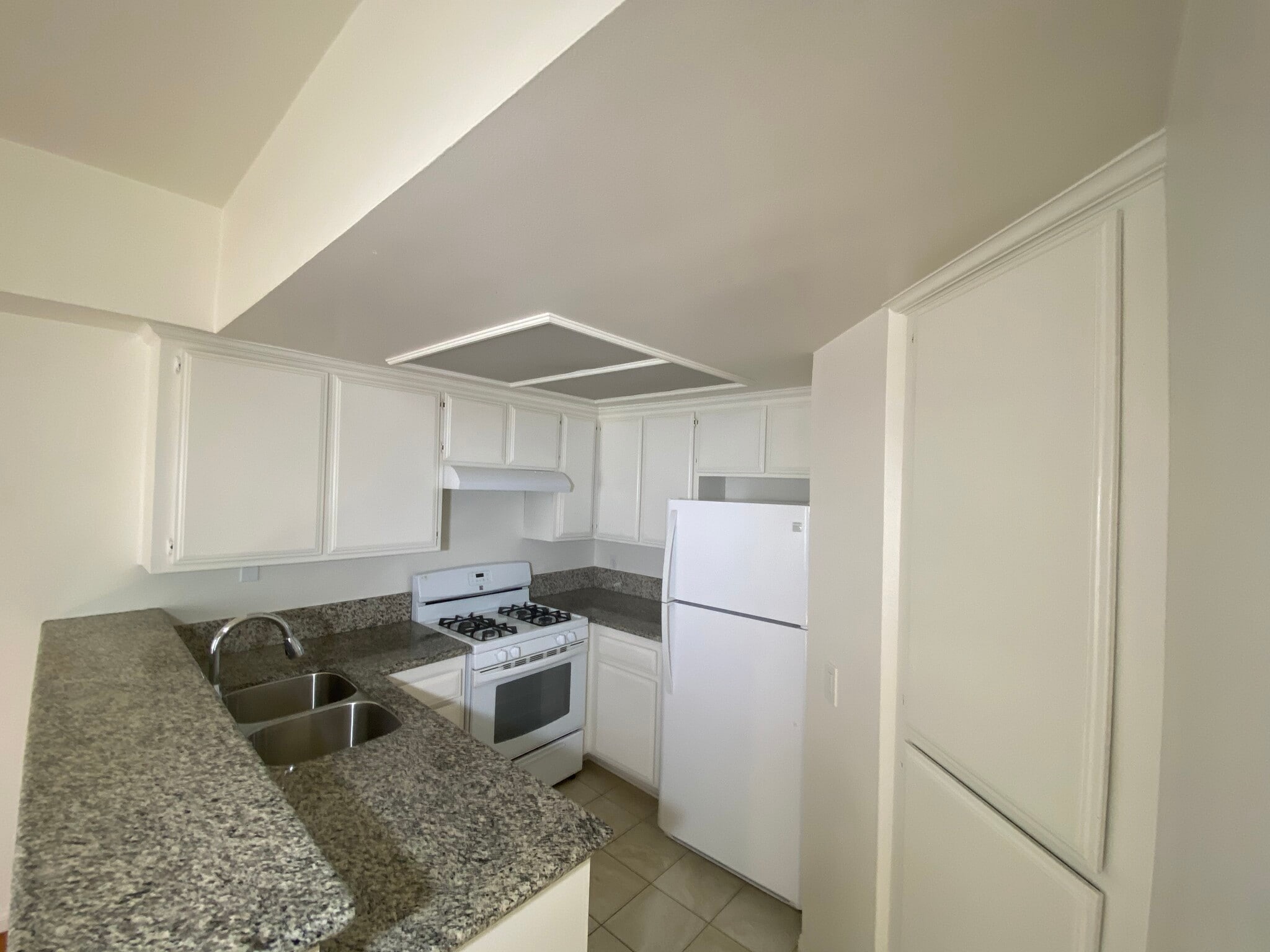 Kitchen - 6139 Fountain Ave