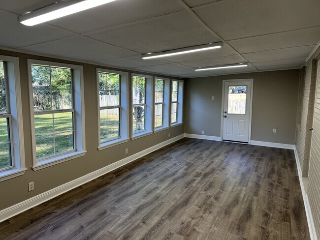 Building Photo - 212 Hazelnut St