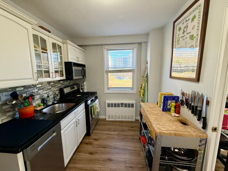 Building Photo - 444 Bedford St