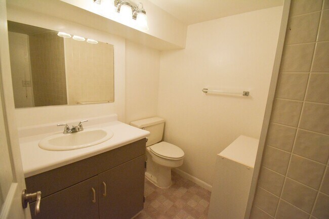 Building Photo - 3 Bedroom 1.5 Bath Available For Rent In Country Club Manor